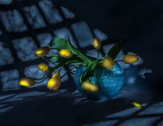 Tulipes lumineuses dans un vase bleu