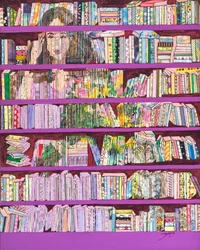 Une femme devant une bibliothèque colorée