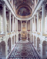 Vue intérieure de la chapelle, commencée en 1699 et achevée par Robert de Cotte en 1710
