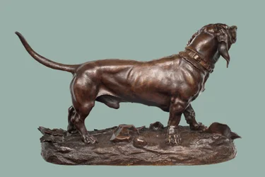 Un basset (bronze avec patine brune)
