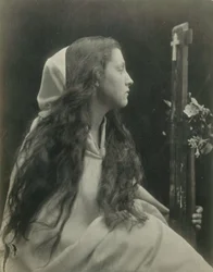 (« Femme au crucifix ») Mary Ann Hillier