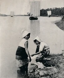 Une blanchisserie au bord de la rivière, vers 1900, 1921
