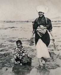 Creuser des palourdes à marée basse dans la baie de Tokyo, c1900