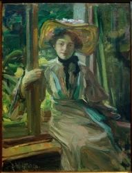 Fille avec chapeau devant une fenêtre ouverte