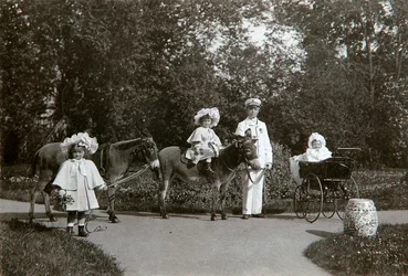 Grandes-duchesses Olga, Tatiana et Maria de Russie, Tsarskoïe Selo, Russie, vers 1899-1900