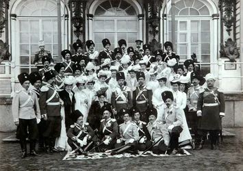 Famille impériale russe devant le palais Catherine, Tsarskoïe Selo, Russie, début du 20ème siècle
