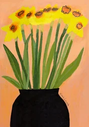 Jonquilles jaunes dans un vase noir