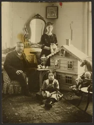Alexandre Kouprine [célèbre écrivain russe] avec sa famille