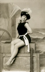 Femme en maillot de bain, vers début 1900 (carte postale)