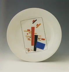 Assiette avec décoration suprématiste