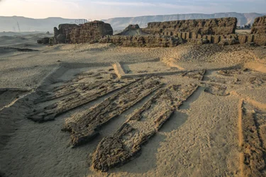 Abydos, bateaux en bois de 5 000 ans dans une tombe en briques de boue, période dynastique précoce, 2005