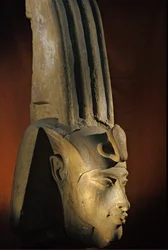 Tête de statue colossale d