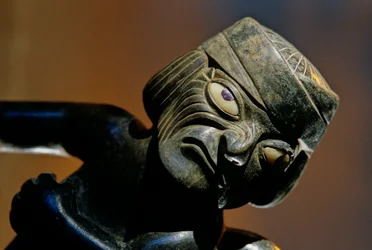 Huaca Dos Cabezas-Jecetepeque ; Moche ; Sépultures, Figure masculine attachée à une bouteille en céramique