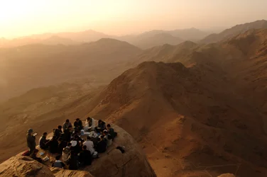 Pèlerins se rassemblant sur le mont Sinaï où Dieu a parlé à Moïse, selon la Bible, Évangile de Jud..., 2006 (photo)