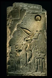 Stèle représentant Akhenaton, Néfertiti et leur fille levant les mains vers le dieu Aton, Amarna, 2009