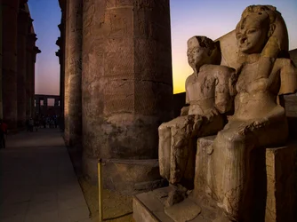 mm7864; 18e dynastie; Nouveau Royaume; Égypte, statues de Toutankhamon et de sa femme Ankhsenamun, 2009