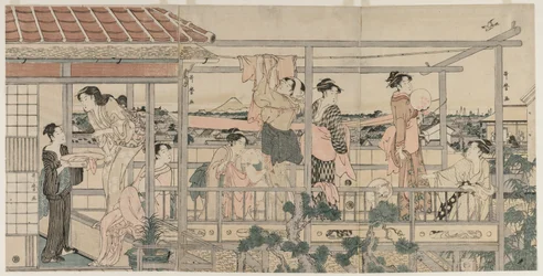 Femmes étendant du linge à sécher sur un balcon