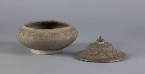 Boîte avec couvercle, dynastie Silla, 55 av. J.-C.-935