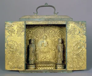 Sanctuaire bouddhiste portable avec deux Bodhisattvas debout, une triade bouddhiste et une figure de gardien, dynastie Koryo