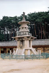 Tabo-tap (Pagode de Prabhutaratna), partie du complexe du temple de Pulkuk-sa, construit pour la première fois en 528, agrandi en 751 et reconstruit après un incendie en 1612-59