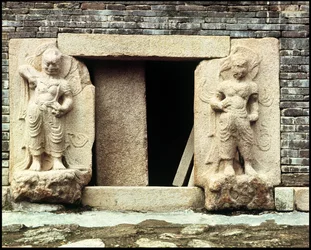 Deux gardiens, de la pagode de Pun Hwangsa