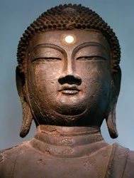 Tête de Bouddha en fer de la période Goryeo du Xe siècle, provenant du monastère de Hasachang-dong, Hanam, Gyeonggi-do, Corée. Musée national de Corée, Séoul, République de Corée, 2006.