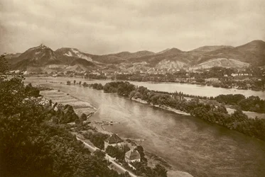 Le Siebengebirge sur le Rhin (photo n/b)