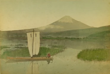 Japon : Mont Fuji-Yama (Fuji Yama) avec un voilier au premier plan sur le lac Hokome
