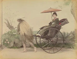 [Une femme avec un parasol est tirée dans un Jinrikisha par un homme portant un imperméable en paille].
