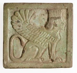 Plaque avec sphinx persan ailé, vers 525-401 av. J.-C.