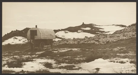 [Drifter, Sheep Wagon and Band on Winter Bedground] (Conducteur, charrette à moutons et orchestre sur le terrain de camping d