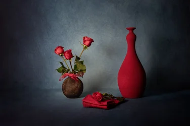 Nature morte élégante à la rose rouge