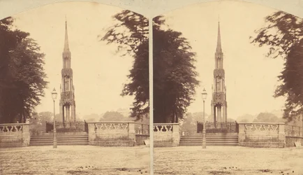 Groupe de 8 vues stéréographiques anciennes de monuments, mémoriaux et tombes britanniques