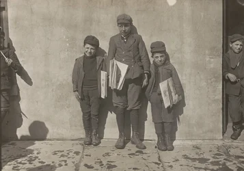 John Pento, 14 ans, Daniel et Angelo Pento, 7 ans, vendant des journaux, Hartford, Connecticut