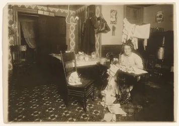 [Travail à domicile (femme à la machine à coudre)]