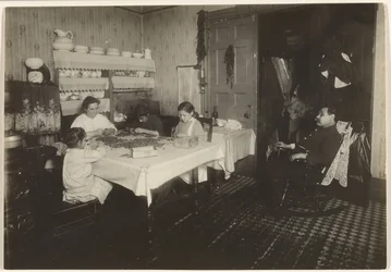 Travailleurs à domicile - Cracking Nuts, New York City