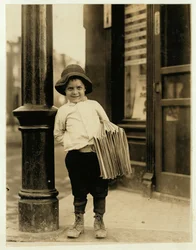 Vendeur de journaux de 6 ans, connu sous le nom de Little Fattie et ne mesurant que 3 pieds 4 pouces, travaille depuis un an à St. Louis, Missouri, 1910