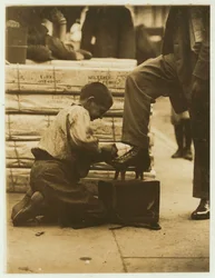 Cireur de chaussures dans le Bowery, New York, 1910