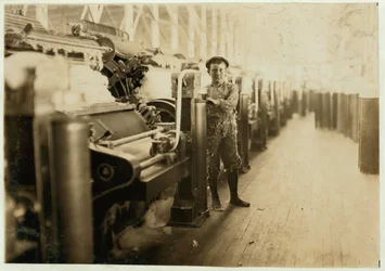 Garçon balayeur près des machines à carder aux Lincoln Cotton Mills, Evansville, Indiana, pieds en bas sur un sol glissant, 1908