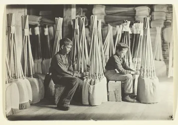 Garçons dans la salle d