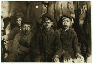 Garçons briseurs (qui trient le charbon à la main) à Hughestown Borough Coal Co. Pittston, Pennsylvanie, 1911