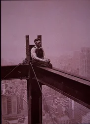 Empire State Building en construction, montrant un ouvrier prenant une pause