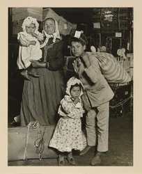 Famille italienne cherchant des bagages perdus, Ellis Island