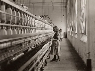 Sadie Pfeifer, fileuse dans une filature de coton, Lancaster, Caroline du Sud