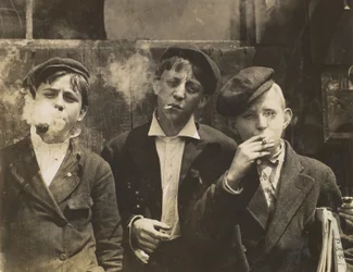 Trois jeunes vendeurs de journaux fumant, Saint Louis, Missouri, USA, 1910