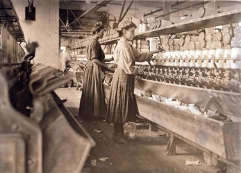 Femmes travaillant malgré une grossesse avancée, à la Globe Cotton Mill, Augusta, Géorgie, publié en 1909