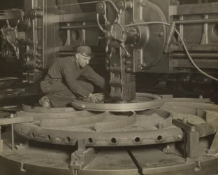 Travailleur à la machine à meuler