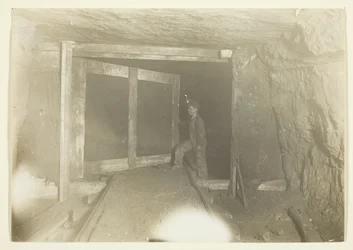 Jeune trappeur dans une mine de charbon en Virginie occidentale)