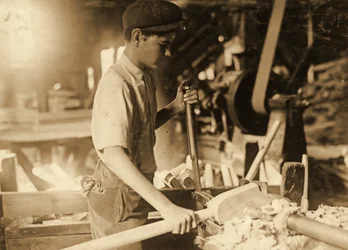 Jeune garçon dans un atelier c.1936