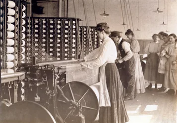 Jeunes femmes travaillant à une machine à filer dans une filature de coton, Caroline du Sud, 1908